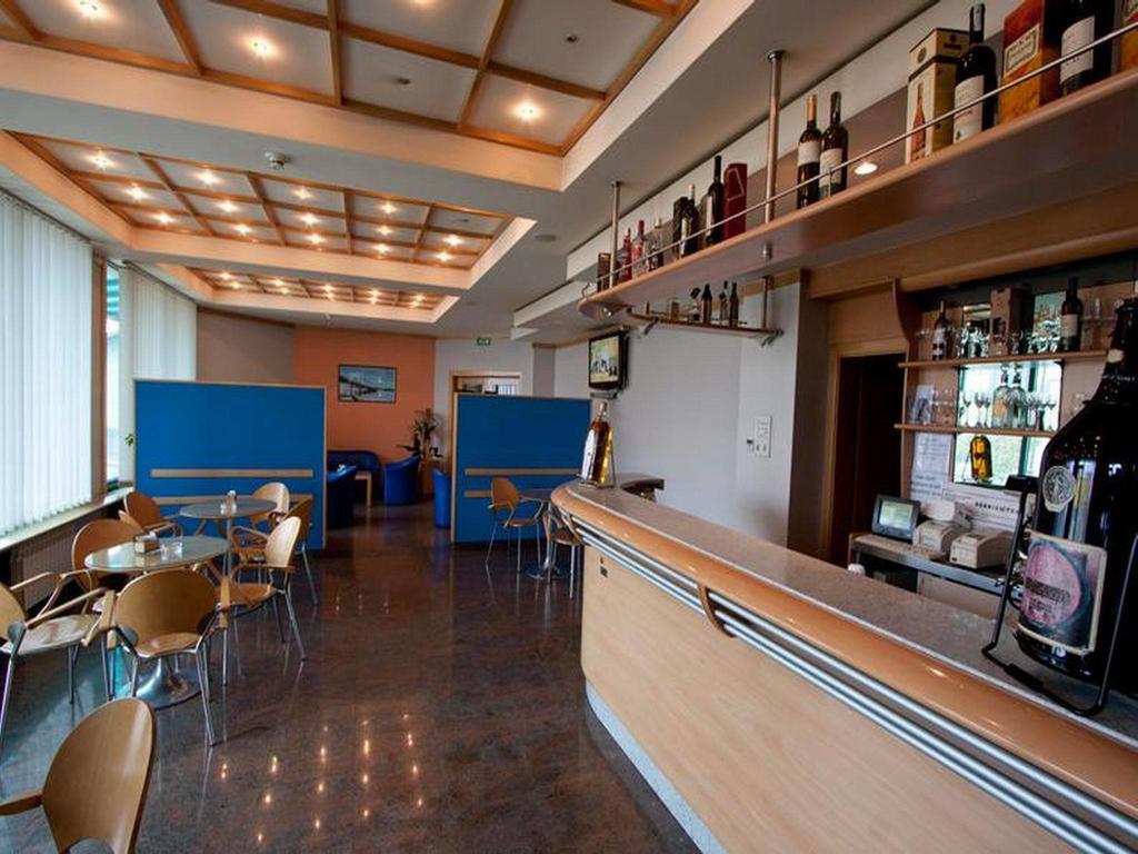 Hotel Cubic Лакташи Экстерьер фото
