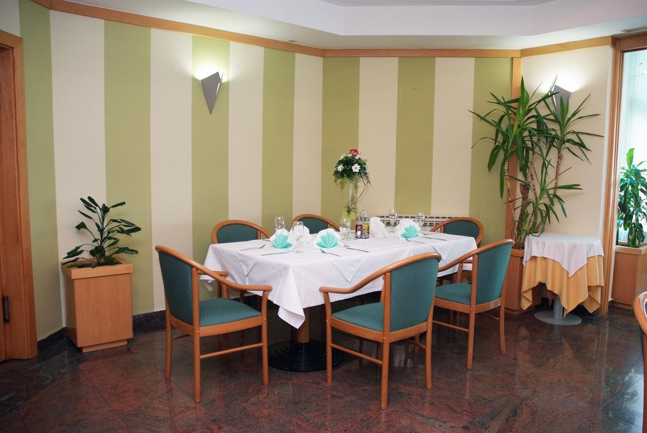 Hotel Cubic Лакташи Экстерьер фото