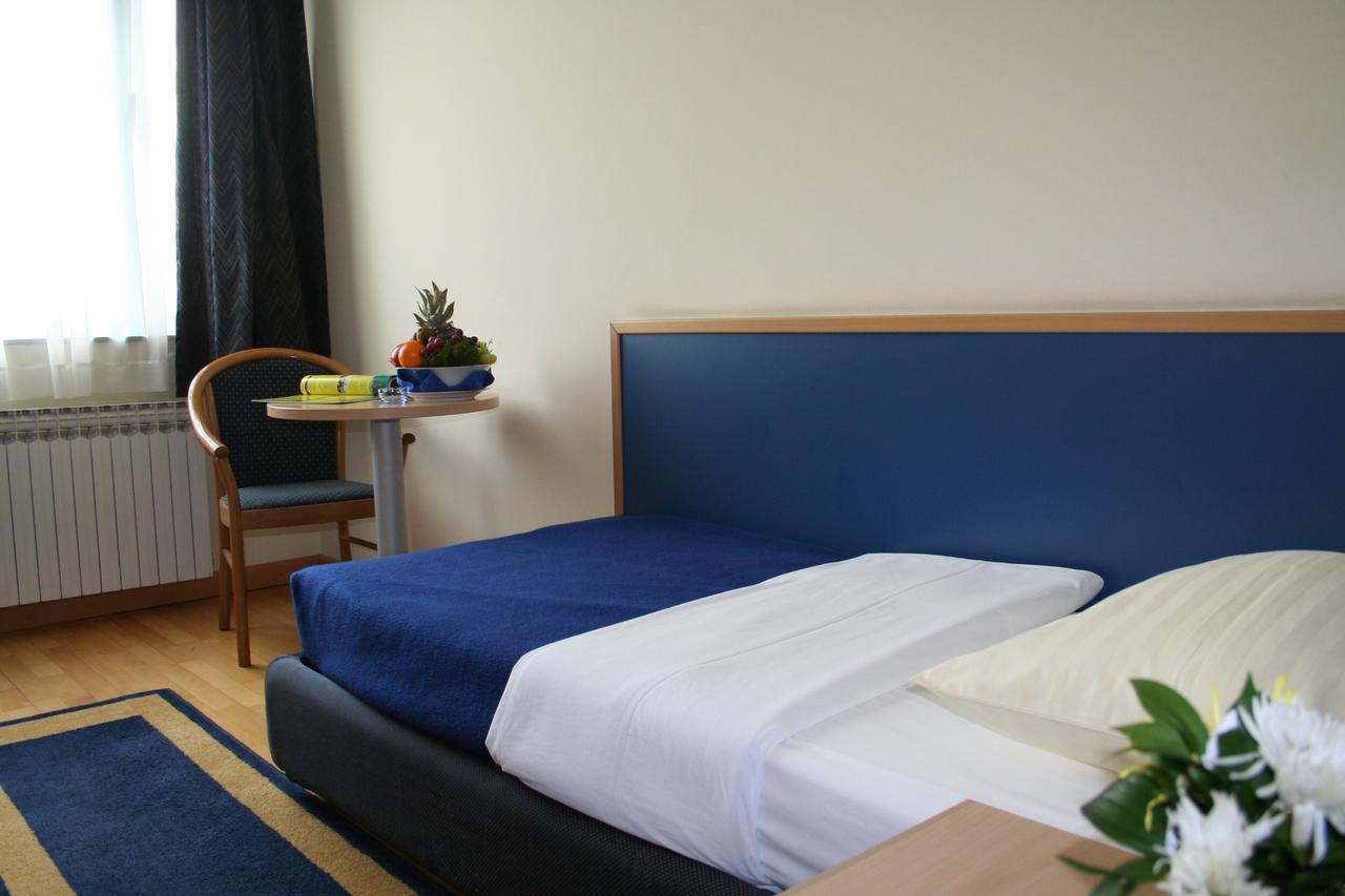 Hotel Cubic Лакташи Экстерьер фото