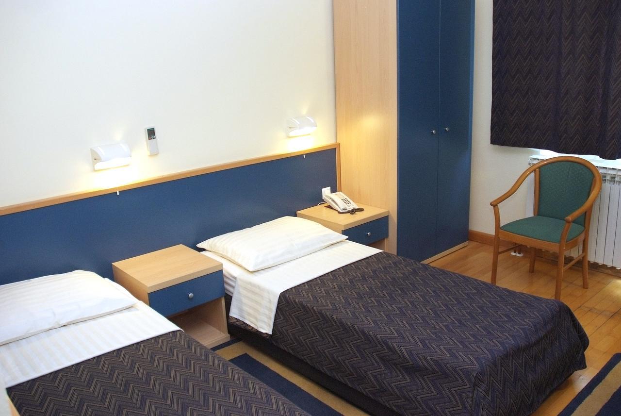 Hotel Cubic Лакташи Экстерьер фото