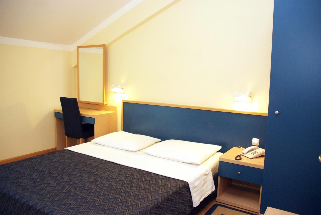 Hotel Cubic Лакташи Экстерьер фото