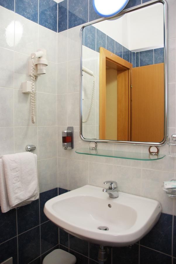 Hotel Cubic Лакташи Экстерьер фото
